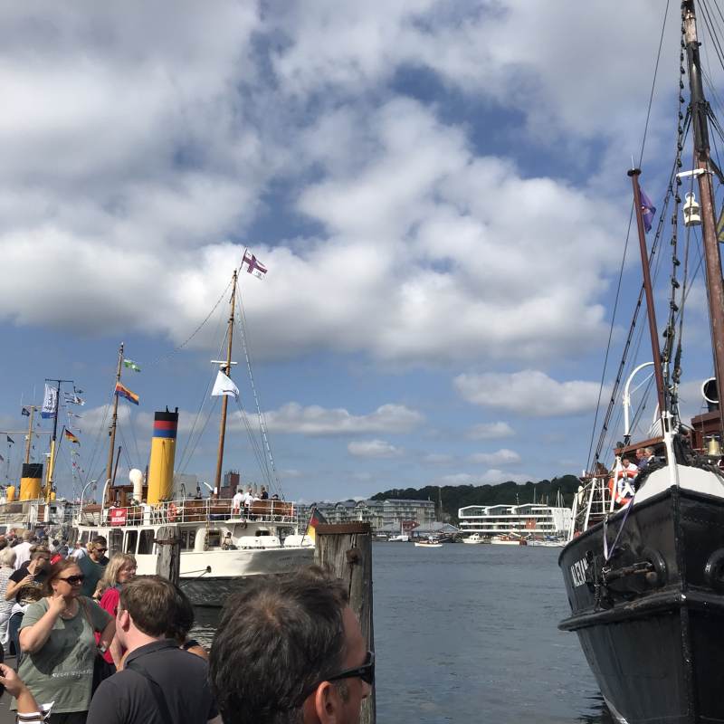 Die Dampfschiffe präsentieren sich am Hafen.