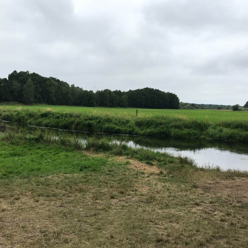 Los geht es entlang der Ilmenau.