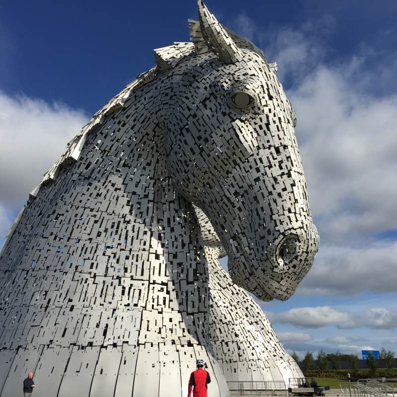 Die Kelpies bei Sonne und blauem Himmel 