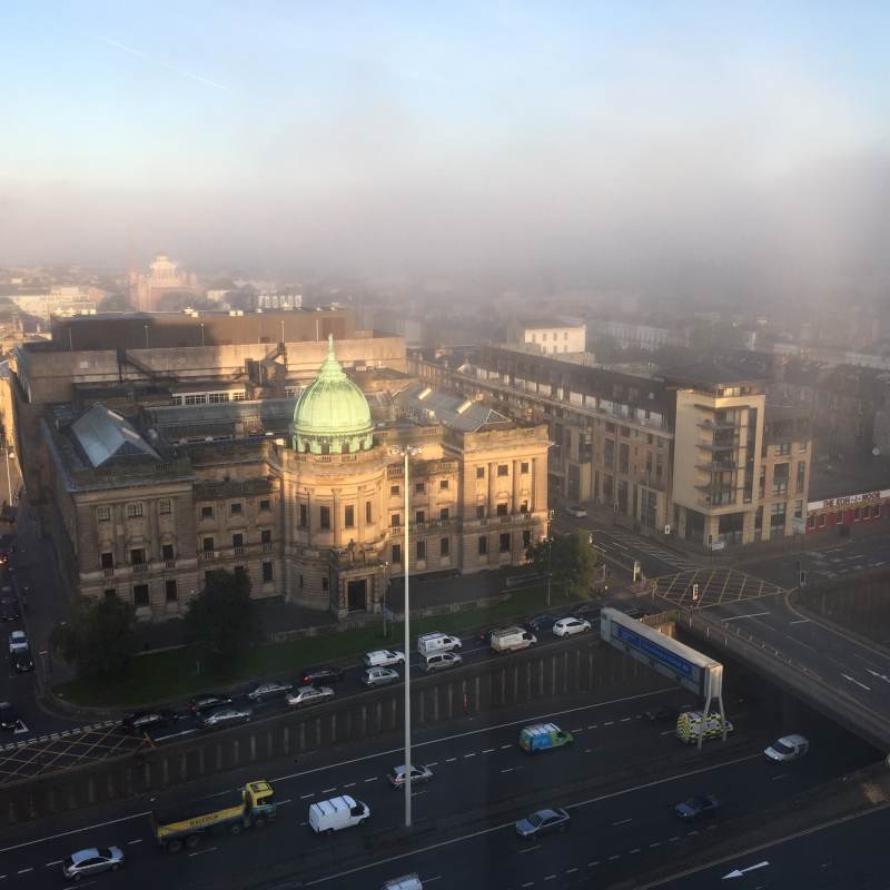 Morgendlicher Blick aus dem Hotelfenster