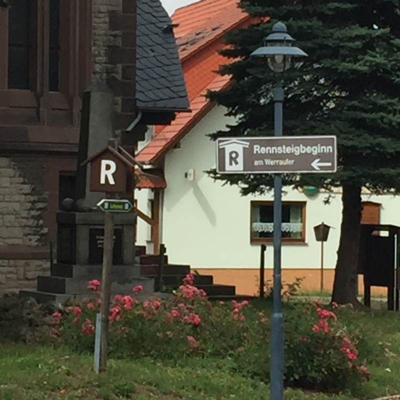 Soso, hier beginnt der Rennsteig.