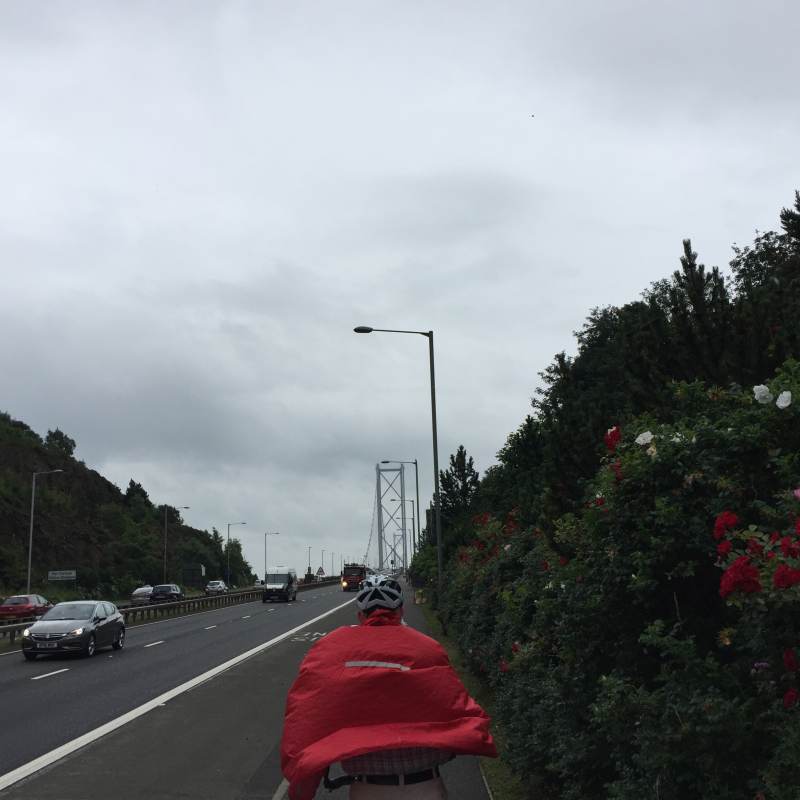 Der Tag beginnt windig und regnerisch.