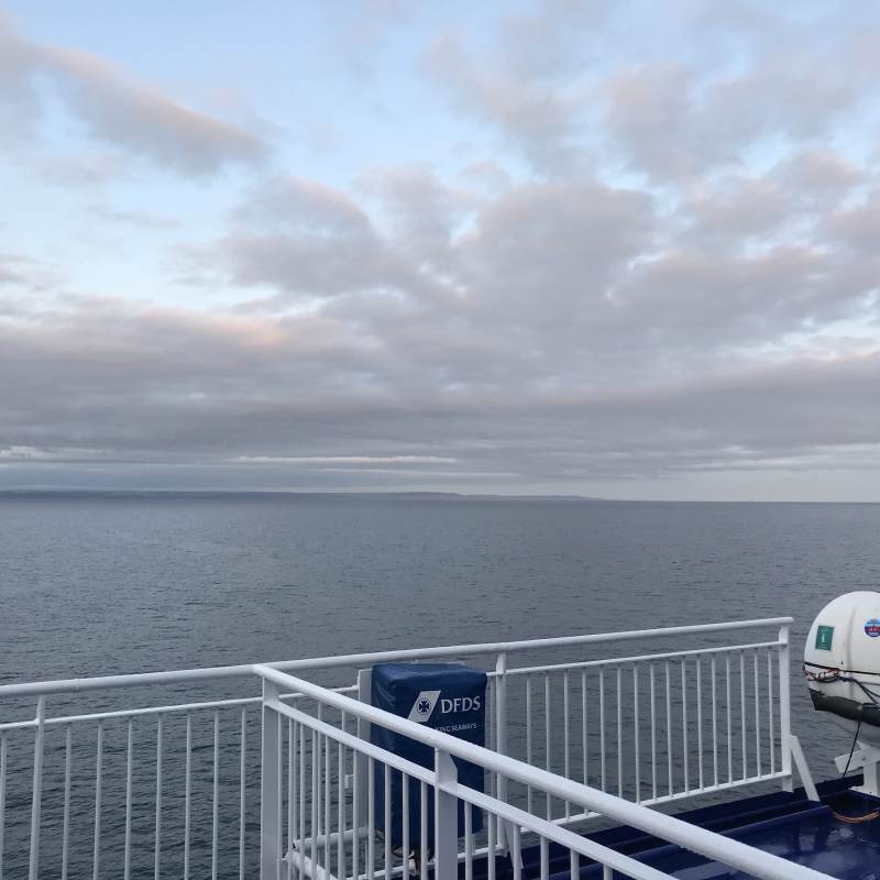 Englische Küste in Sicht am frühen Morgen