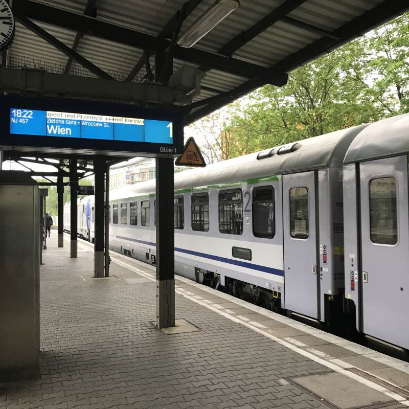 Es geht los, 18:22 Uhr ab Bahnhof Charlottenburg, Richtung Wien im Kurswagen nach Budapest.