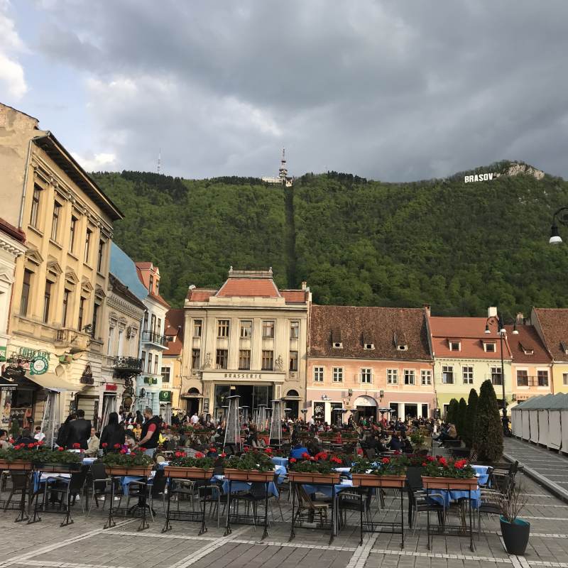 Angekommen in Brasov - Blick vom Marktplatz auf die Seilbahn